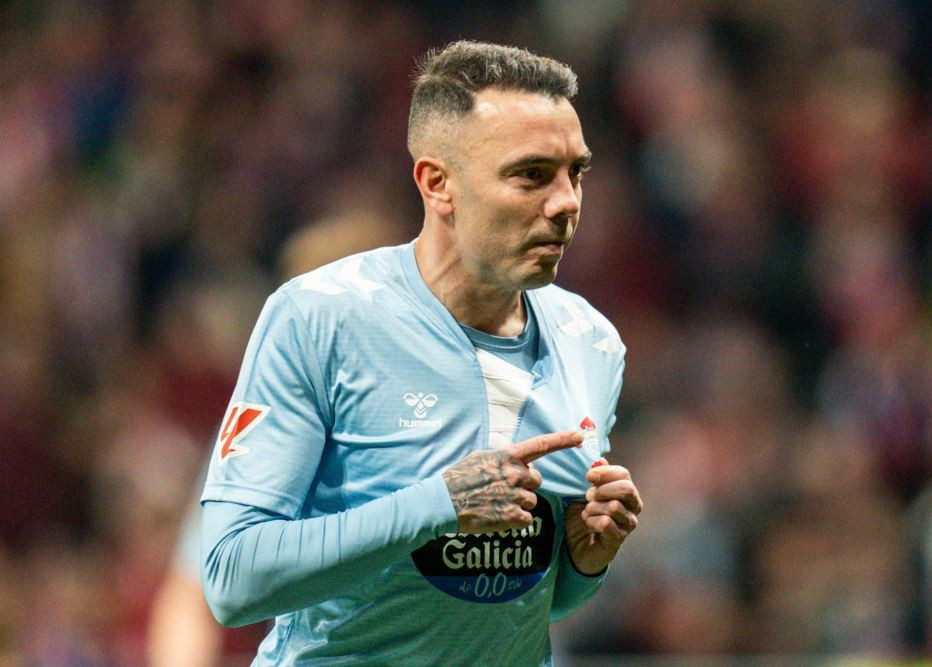 Iago Aspas se señala el escudo tras marcar el penalti en el Wanda Metropolitano