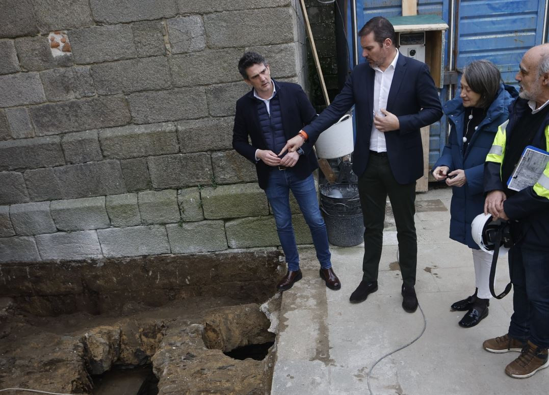 El conselleiro de Cultura visitando las obras en Lugo