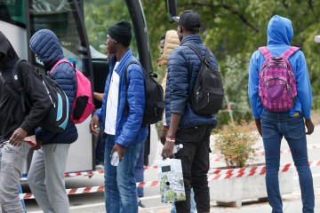 Archivo - Varios migrantes a su llegada al hotel, a 9 de septiembre de 2024, en Ribeira de Piquín, Lugo, Galicia (España). El pueblo lucense de Ribeira de Piquín ha recibido hoy, 9 de septiembre, a