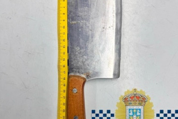 Cuchillo carnicero interceptado por la Policía Local a una mujer detenida por amenazar a viandantes.