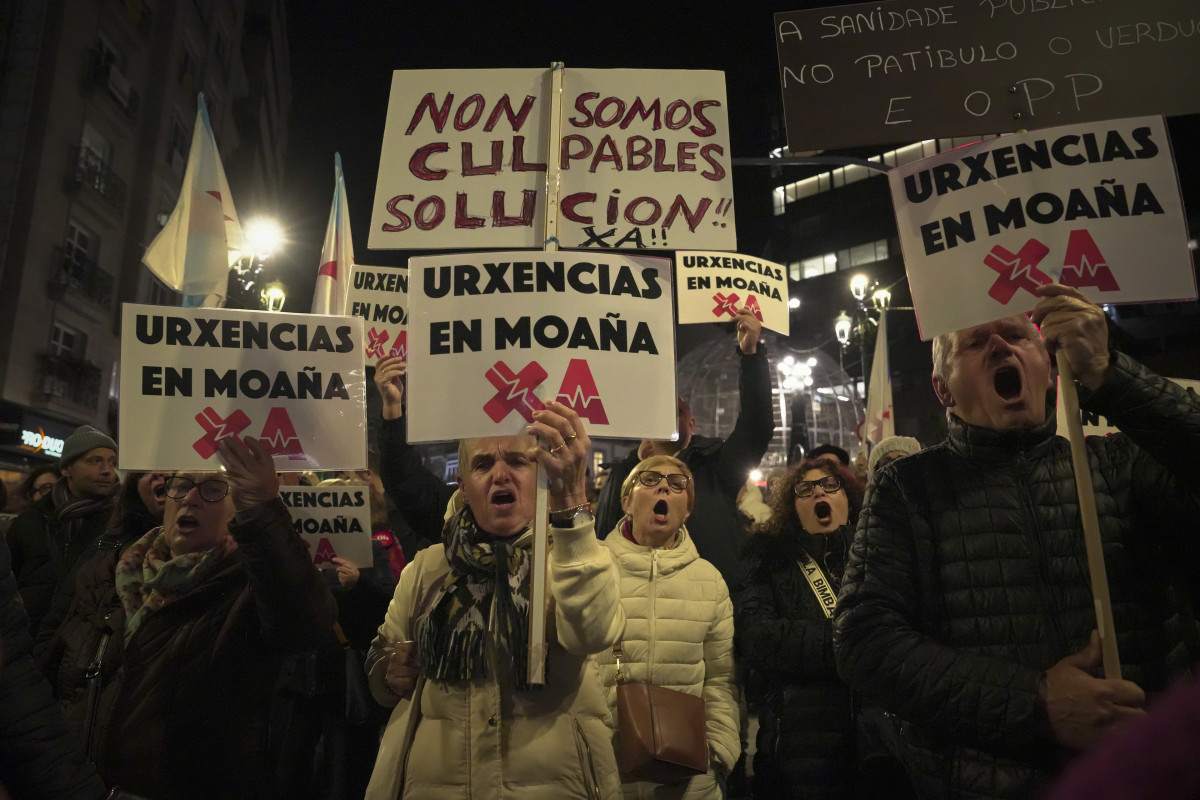 Decenas de personas durante una manifestación por la situación de la sanidad pública, a 16 de enero de 2025, en Vigo, Pontevedra, Galicia (España). La manifestación está convocada por SOS Sanida