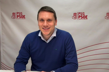 Archivo - El secretario del PSOE de Santiago de Compostela, Aitor Bouza, en rueda de prensa.