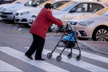 Archivo - Una persona camina con un andador, a 26 de diciembre de 2024, en Madrid (España). La revalorización supondrá un aumento de 600 euros anuales para las pensiones contributivas, y de 500 eur