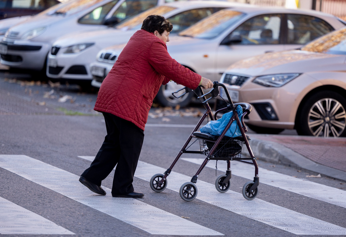 Archivo - Una persona camina con un andador, a 26 de diciembre de 2024, en Madrid (España). La revalorización supondrá un aumento de 600 euros anuales para las pensiones contributivas, y de 500 eur