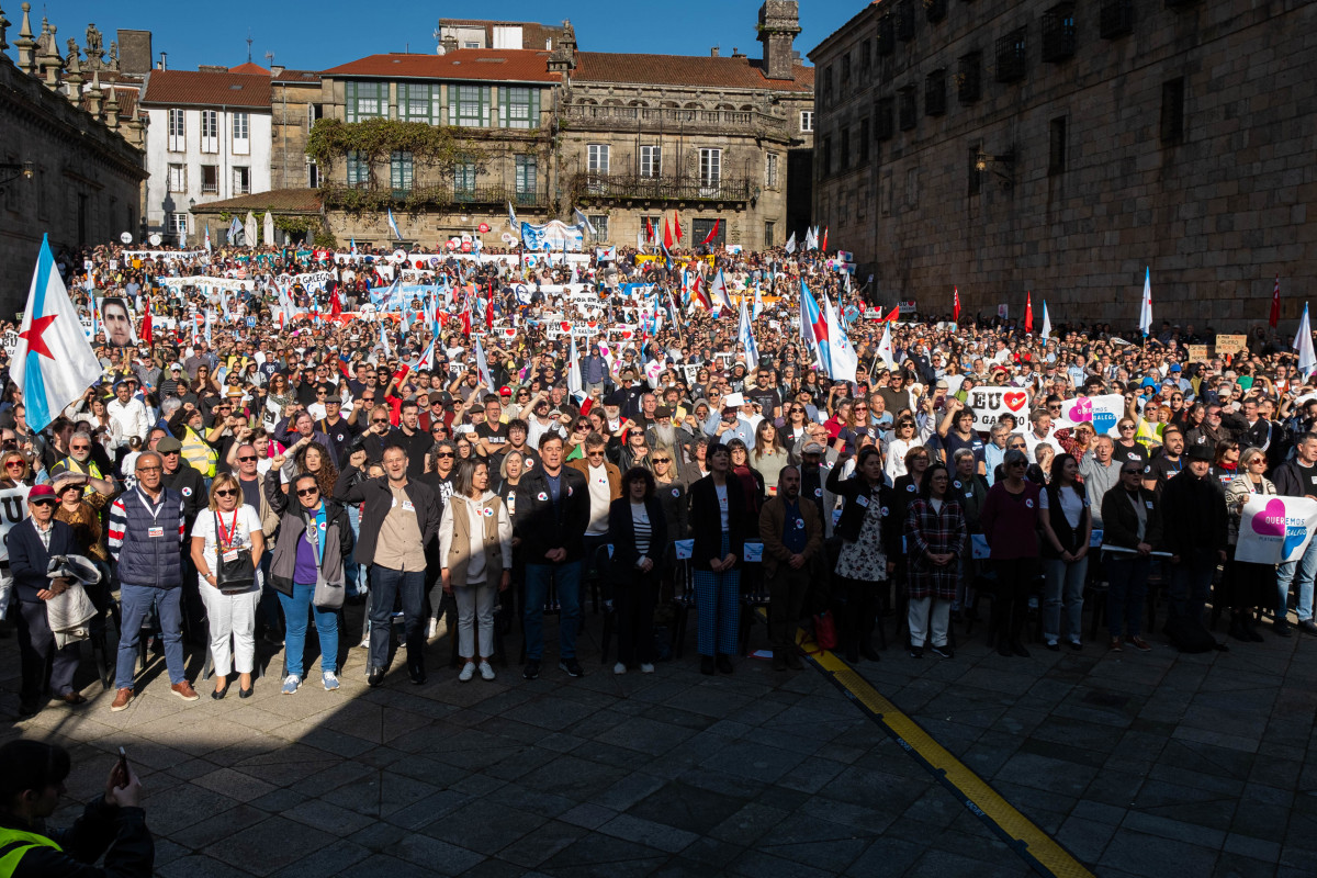 Archivo - Cientos de personas durante una concentración por la situación de la lengua gallega, en la Praza de Quintana, a 17 de noviembre de 2024, en Santiago de Compostela.