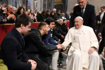 Encuentro entre el Papa Francisco y peregrinos del Camino de Santiago este 19 de diciembre en una imagen de Vatican Media