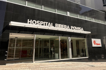 Archivo - Fachada del hospital Povisa, del grupo Ribera Salud, en Vigo