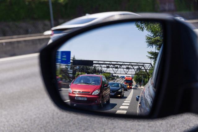 Archivo - Varios vehículos en la autovía A6