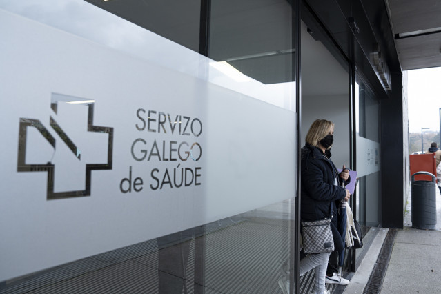 Archivo - Una mujer sale con mascarilla del Hospital Álvaro Cunqueiro de Vigo, a 10 de enero de 2024, en Vigo, Pontevedra, Galicia (España). El ministerio de Sanidad ha implantado a partir de hoy, el uso obligatorio de mascarillas en hospitales y centros