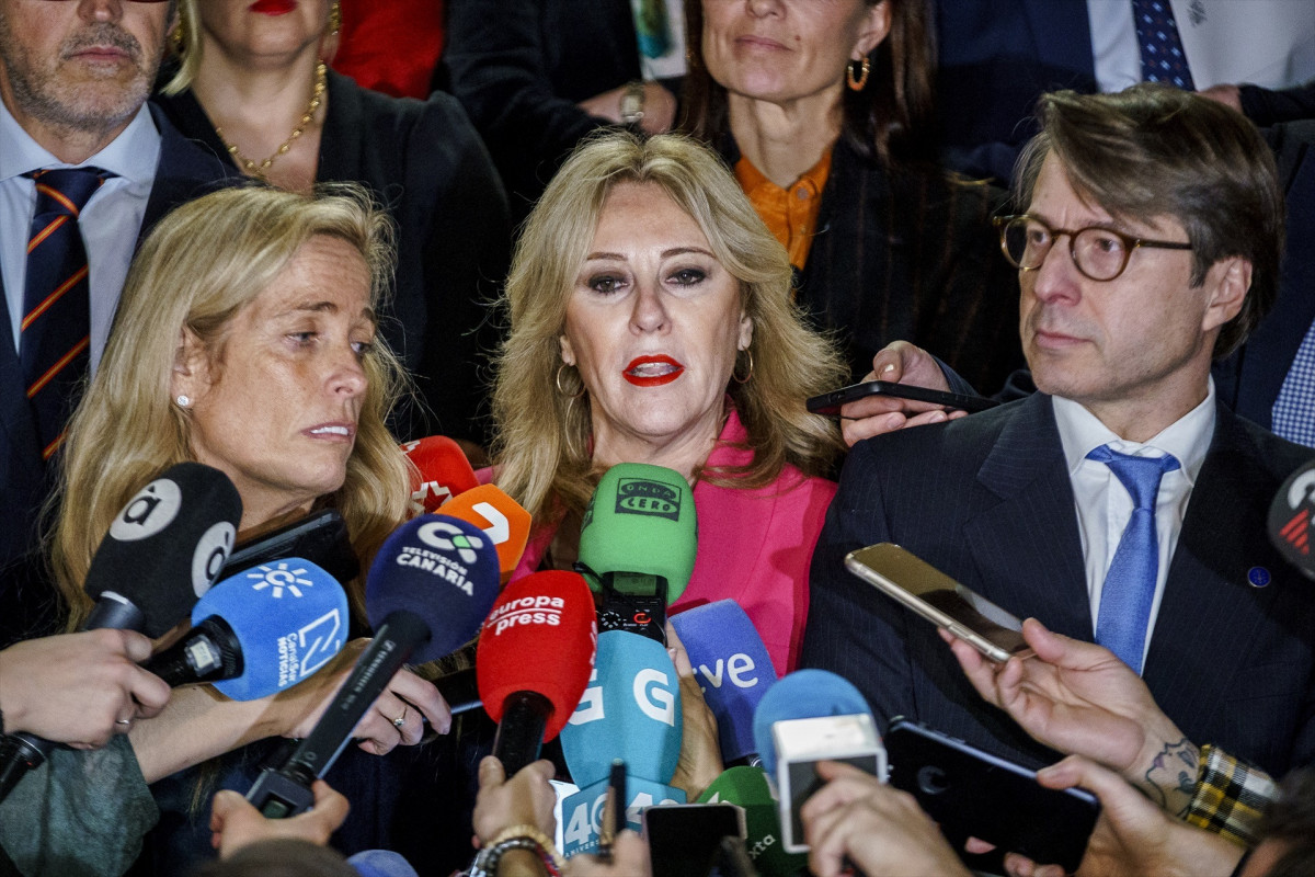 Miguel Corgos a la derecha de la consejera andaluza de Economu00eda que atiende a los medios de comunicaciu00f3n a su salida del Consejo de Polu00edtica Fiscal y Financiera (CPFF)