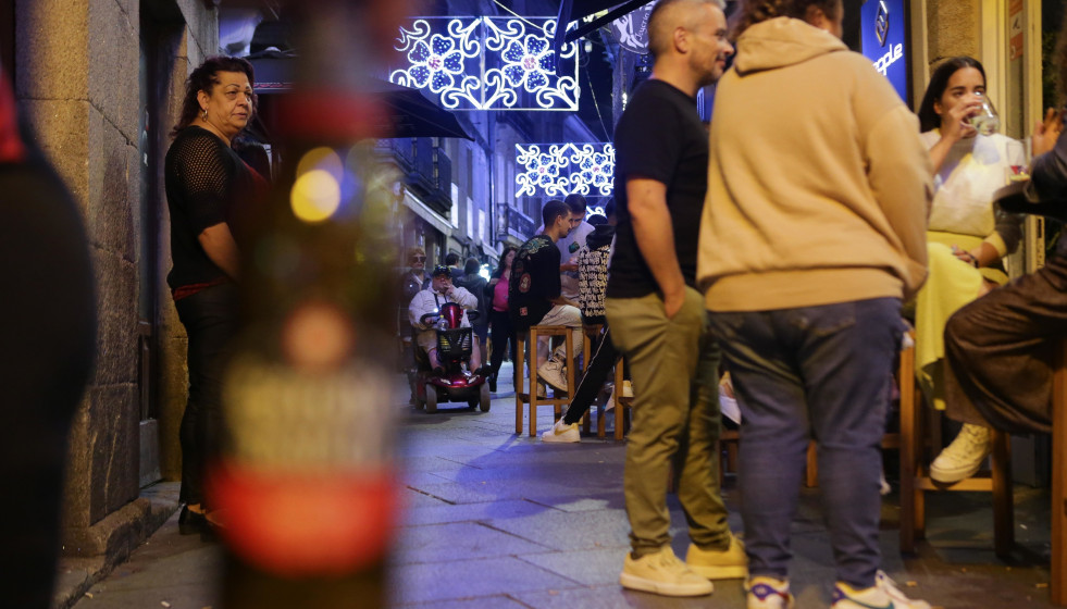 Archivo - Jóvenes lucenses disfrutan de la festividad de San Froilán en los locales y discotecas de la zona.