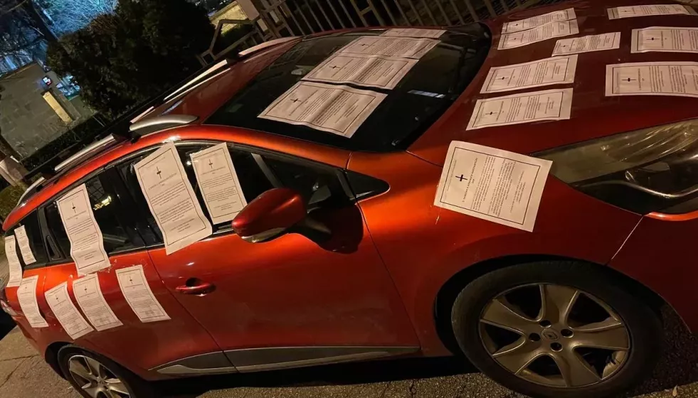 Coche cubierto con esquelas por matemáticas en el IES As Lagoas en una imagen cedida a La Voz
