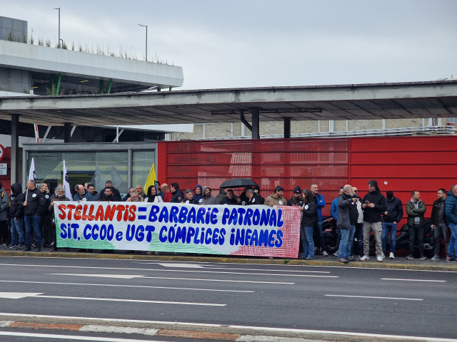 Imagen de empleados de la CUT protestando ante la puerta de Stellantis Vigo.