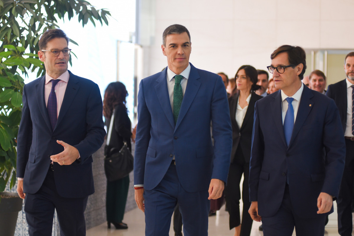 (I-D)El presidente de Prisa, Joseph Oughourlian, el presidente del gobierno, Pedro Sánchez y el presidente de la Generalidad de Cataluña, Salvador Illa, durante la apertura del evento 'World in Progress' de Grupo Prisa.