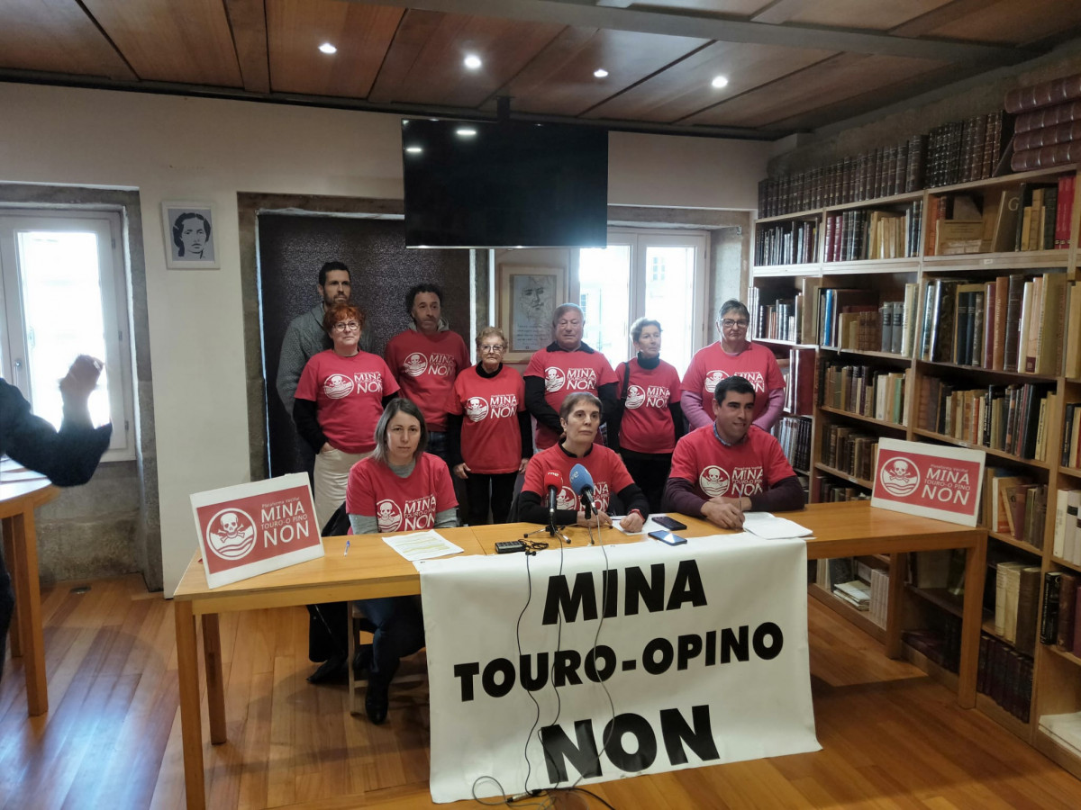 Ganaderos convocando la manifestaciu00f3n hoy en una rueda de pensa en la Libreru00eda Couceiro de Santiago