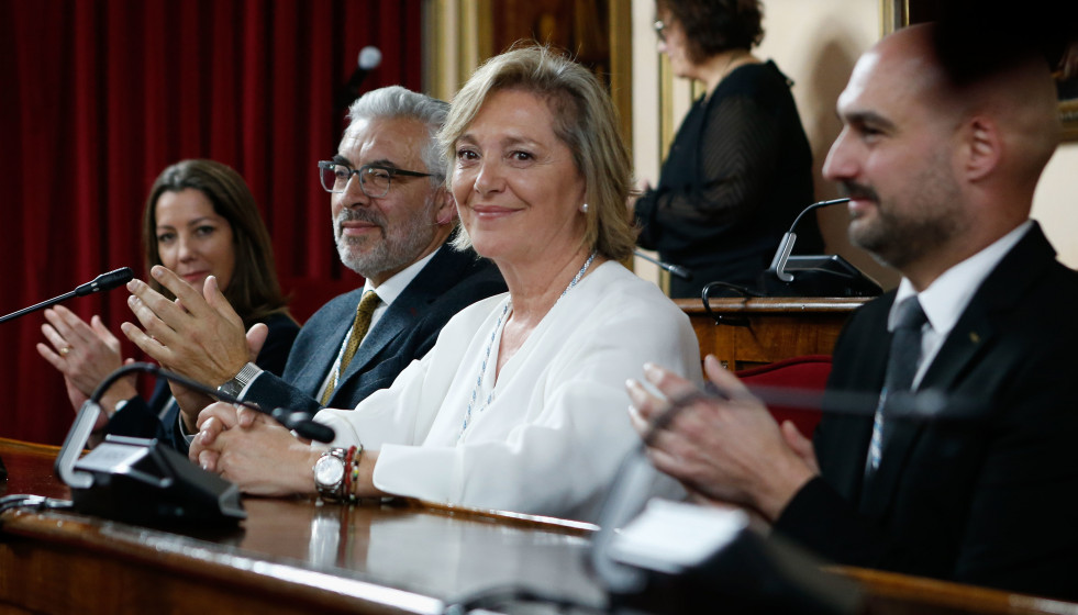 Archivo - La hasta ahora concejala de Urbanismo en el Ayuntamiento de Lugo, Paula Alvarellos (c), durante la toma de posesión de su nuevo cargo como alcaldesa de Lugo, a 18 de enero de 2024, en Lugo,