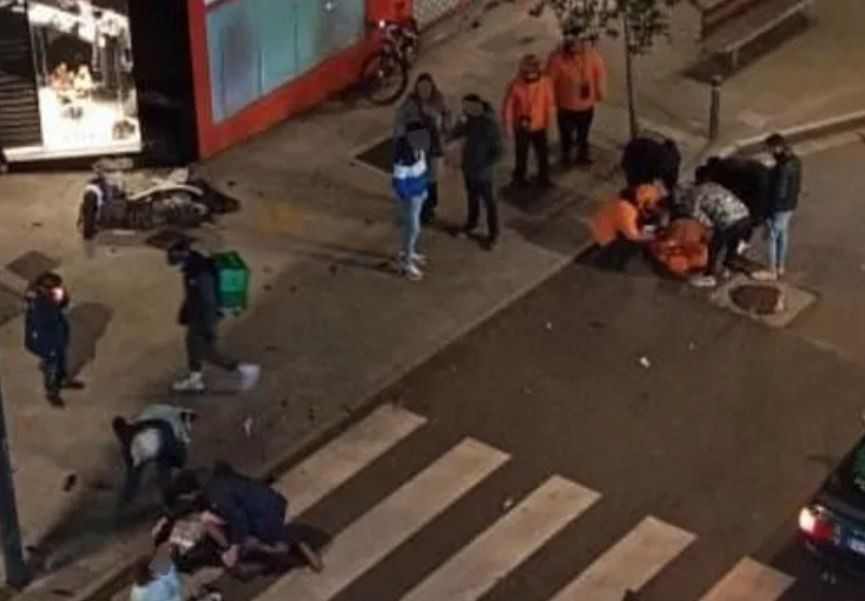 Accidente entre motocicletas en Santiago en una foto cedida por Salseo USC a La Voz