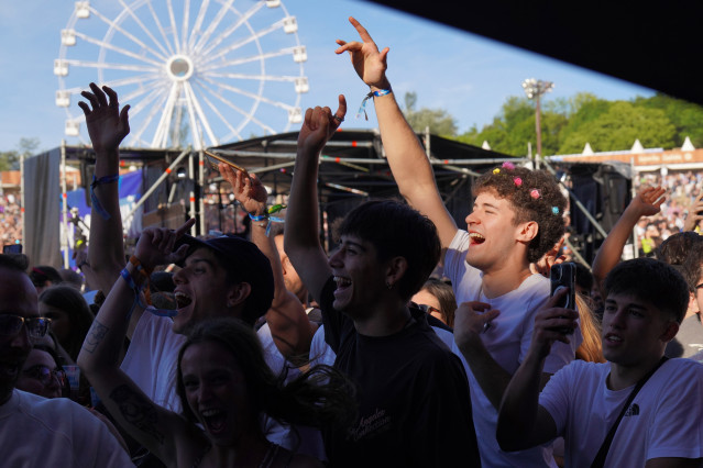 Archivo - Varias personas de público durante el arranque del festival O Son do Camiño en O Monte do Gozo, a 30 de mayo de 2024, en Santiago de Compostela