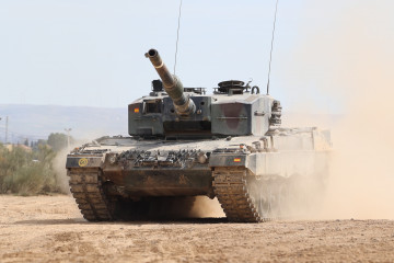 Archivo - Vista de uno de los carros de combate Leopard 2A4 durante la presentación de la formación de las Fuerzas Armadas españolas a militares ucranianos, en el Centro de Adiestramiento de San Gr