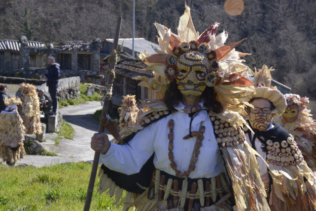 Varias personas durante la celebración de los Follateiros, en Esperanzo, Lobios, Ourense,.