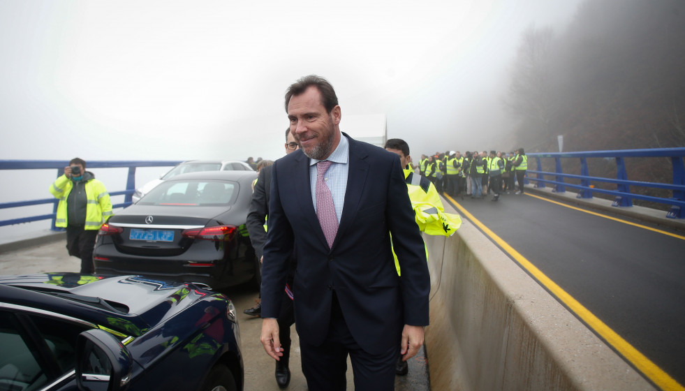 El ministro de Transportes y Movilidad Sostenible, Óscar Puente, visita las obras del Viaducto de O Castro en la autovía A-6, a 29 de diciembre de 2023, en Vega de Valcarce, León, Castilla y León