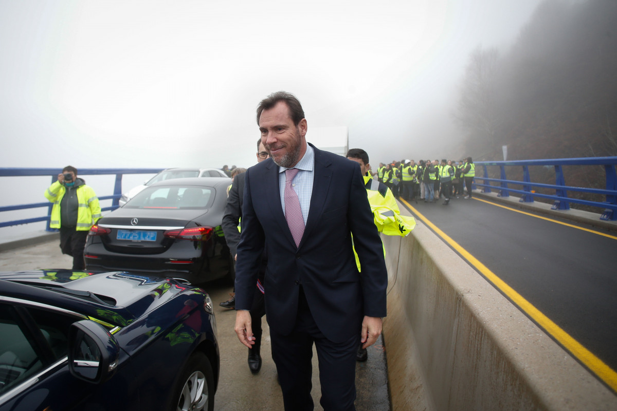 El ministro de Transportes y Movilidad Sostenible, Óscar Puente, visita las obras del Viaducto de O Castro en la autovía A-6, a 29 de diciembre de 2023, en Vega de Valcarce, León, Castilla y León 