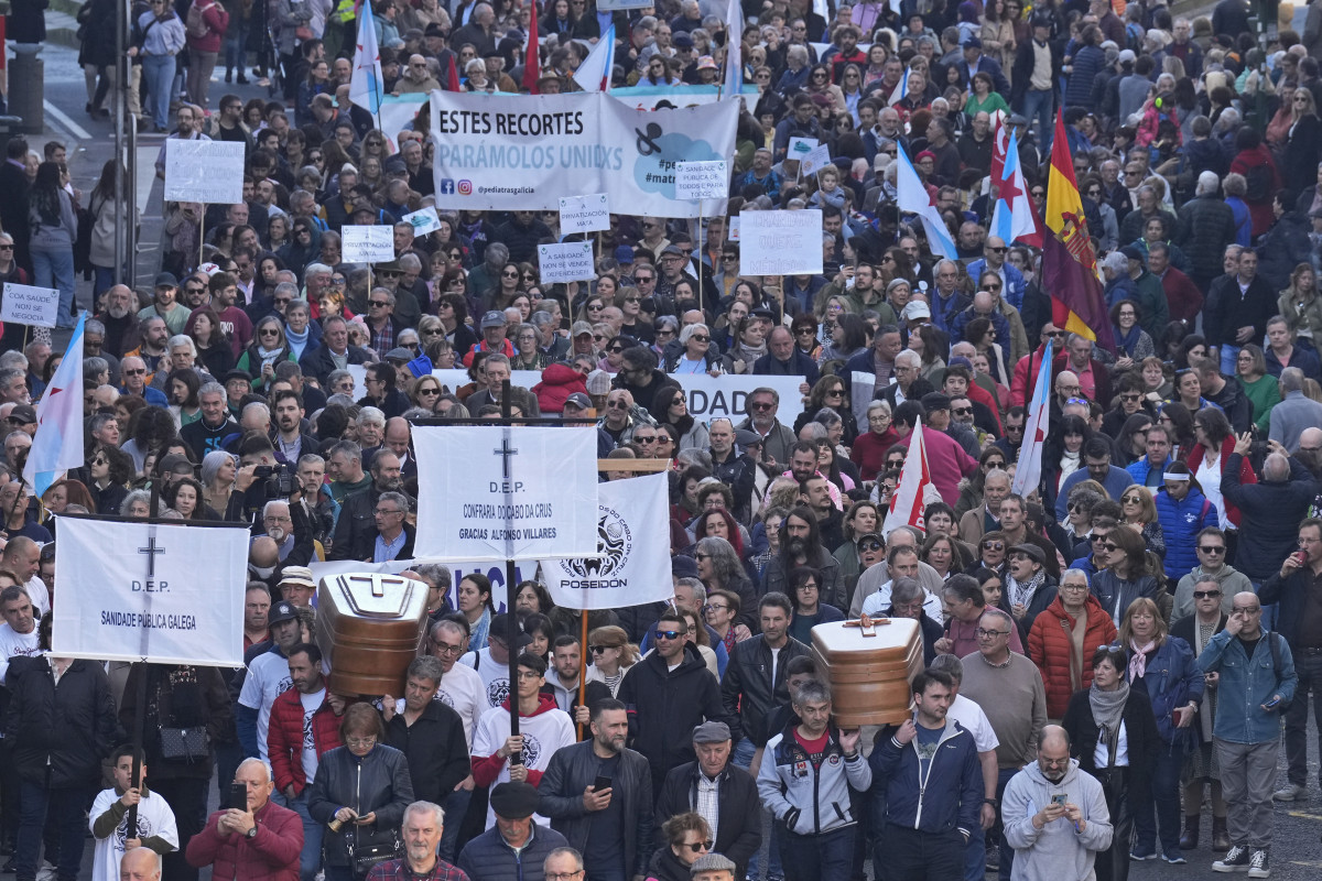 Cientos de personas durante una manifestación en defensa de la sanidad pública, en el parque de la Alameda, a 4 de febrero de 2024, en Santiago de Compostela, A Coruña, Galicia (España). La plataf