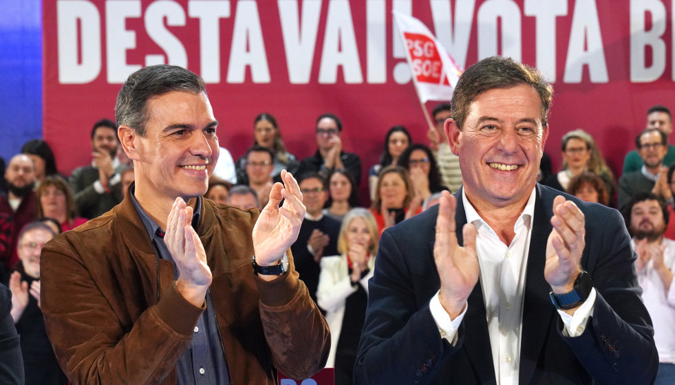 Archivo - El secretario general del PSOE y presidente del Gobierno, Pedro Sánchez (i) y el candidato del PSdeG a la Presidencia de la Xunta, José Ramón Gómez Besteiro (d), durante el cierre de la
