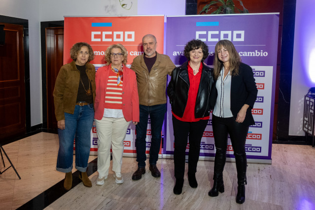 (I-D) La secretaria general de CCOO de Galicia, Amelia Pérez, la sindicalista Pilar Tellado, el secretario general de CCOO, Unai Sordo, la maestra, escritora y activista, Ánxela Loureiro, y la filóloga y periodista Ana Pardo de Vera posan durante la entre