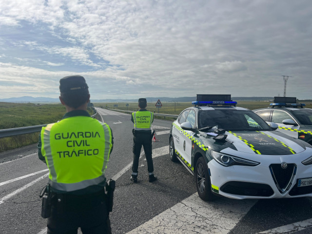 Archivo - Guardias Civiles realizan un control en una carretera de Cáceres sobre el uso de los cinturones de seguridad