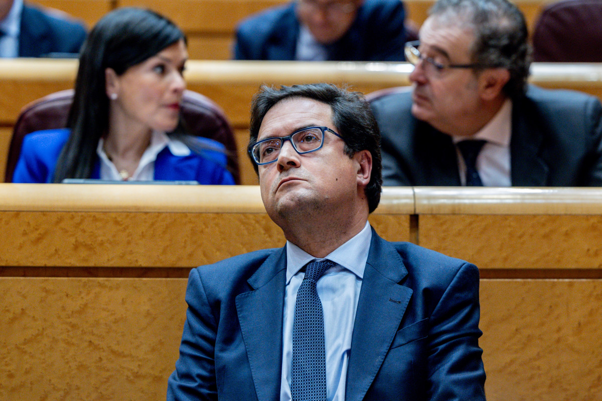 El ministro de Transformación Digital, Óscar López, durante una sesión de control al Gobierno, en el Senado, a 17 de diciembre de 2024, en Madrid (España). El Gobierno se enfrenta a una nueva Ses