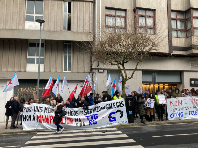 Trabajadores de la CRTVG protestan ante el Parlamento.