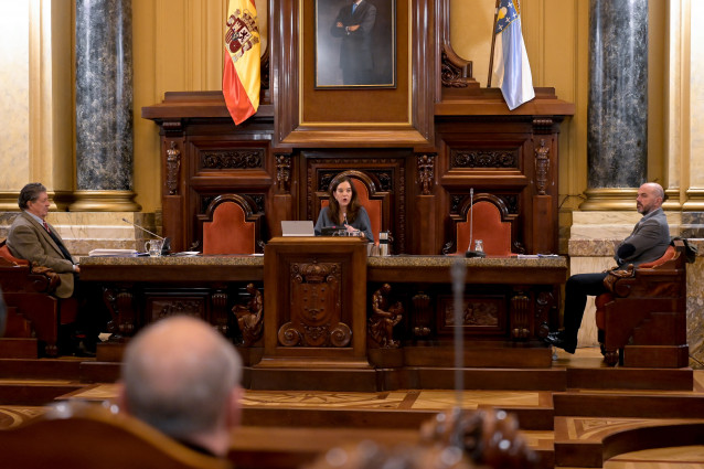 La alcaldesa de A Coruña, Inés Rey, en el pleno durante la cuestión de confianza a la que se sometió vinculada a los presupuestos