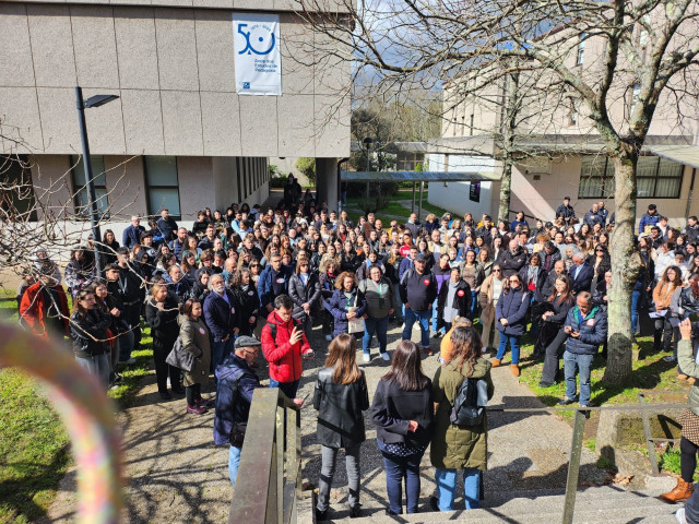 Educadores sociales se concentran en Santiago de Compostela en memoria de su compañera asesinada en Badajoz.