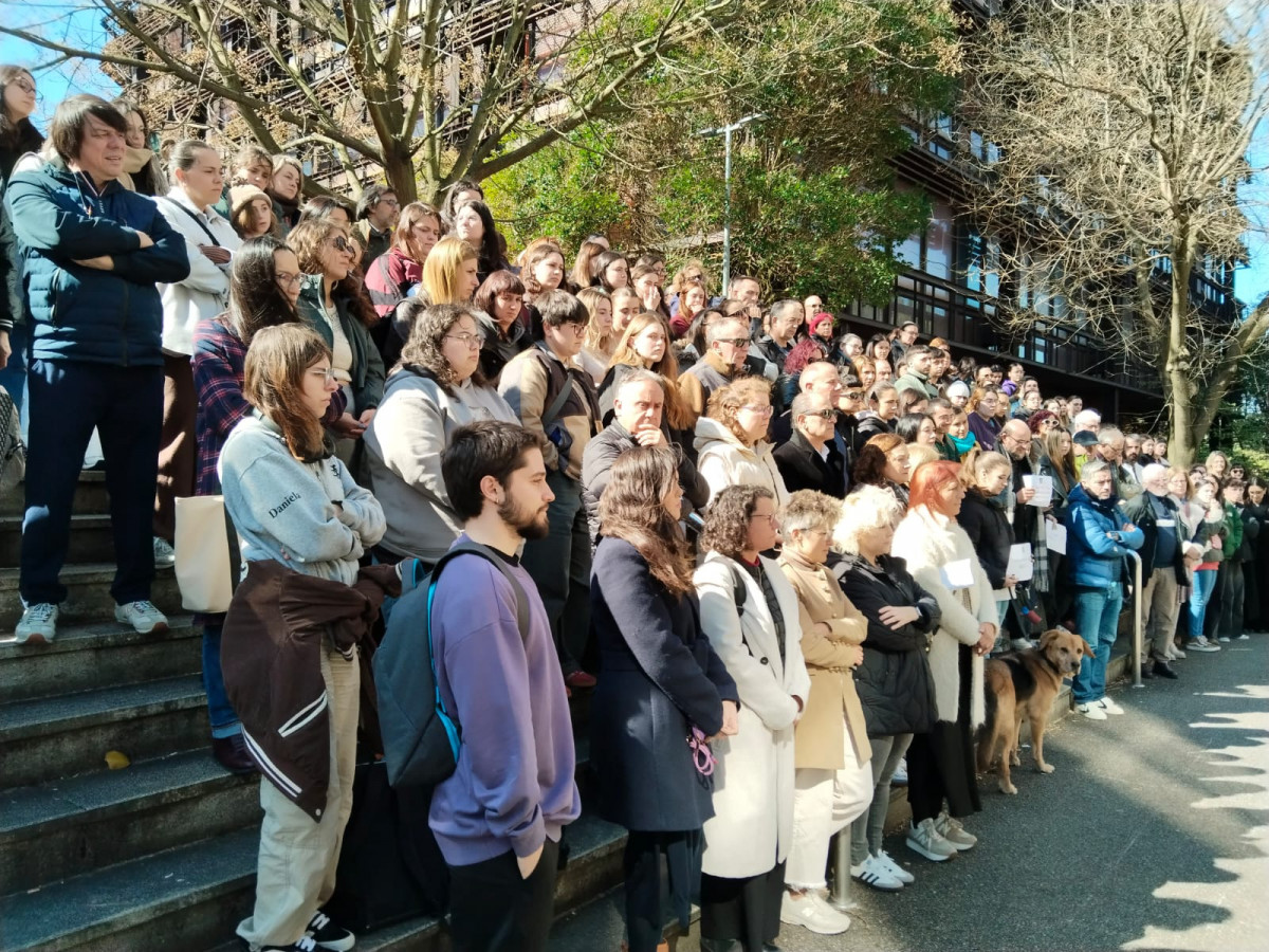 Concentración de educadores sociales en Ourense en una foto del CEESG