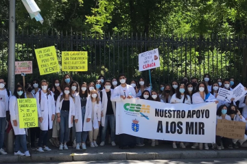 Una pasada protesta de jóvenes médicos con una pancarta de CESM Galicia