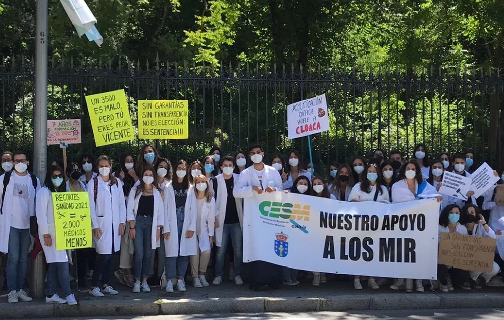 Una pasada protesta de jóvenes médicos con una pancarta de CESM Galicia