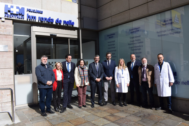 El presidente de HM Hospitales, Juan Abarca Cidón, y el conselleiro de Presidencia, Diego Calvo, en la inauguración de un Policlínico en Ronda de Nelle