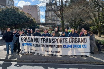 Trabajadores del transporte urbano se han concentrado este viernes en la Praza de Galicia.