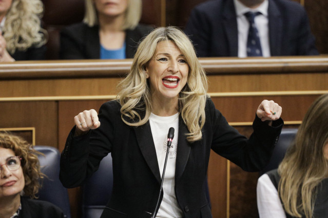 La vicepresidenta segunda y ministra de Trabajo, Yolanda Díaz, interviene durante un pleno en el Congreso de los Diputados, a 12 de marzo de 2025, en Madrid (España).