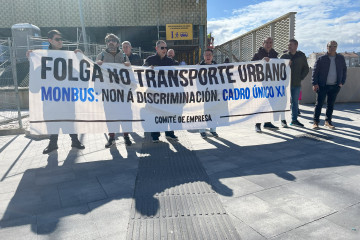 Trabajadores del autobús urbano de Santiago se han concentrado este martes frente a la estación intermodal.