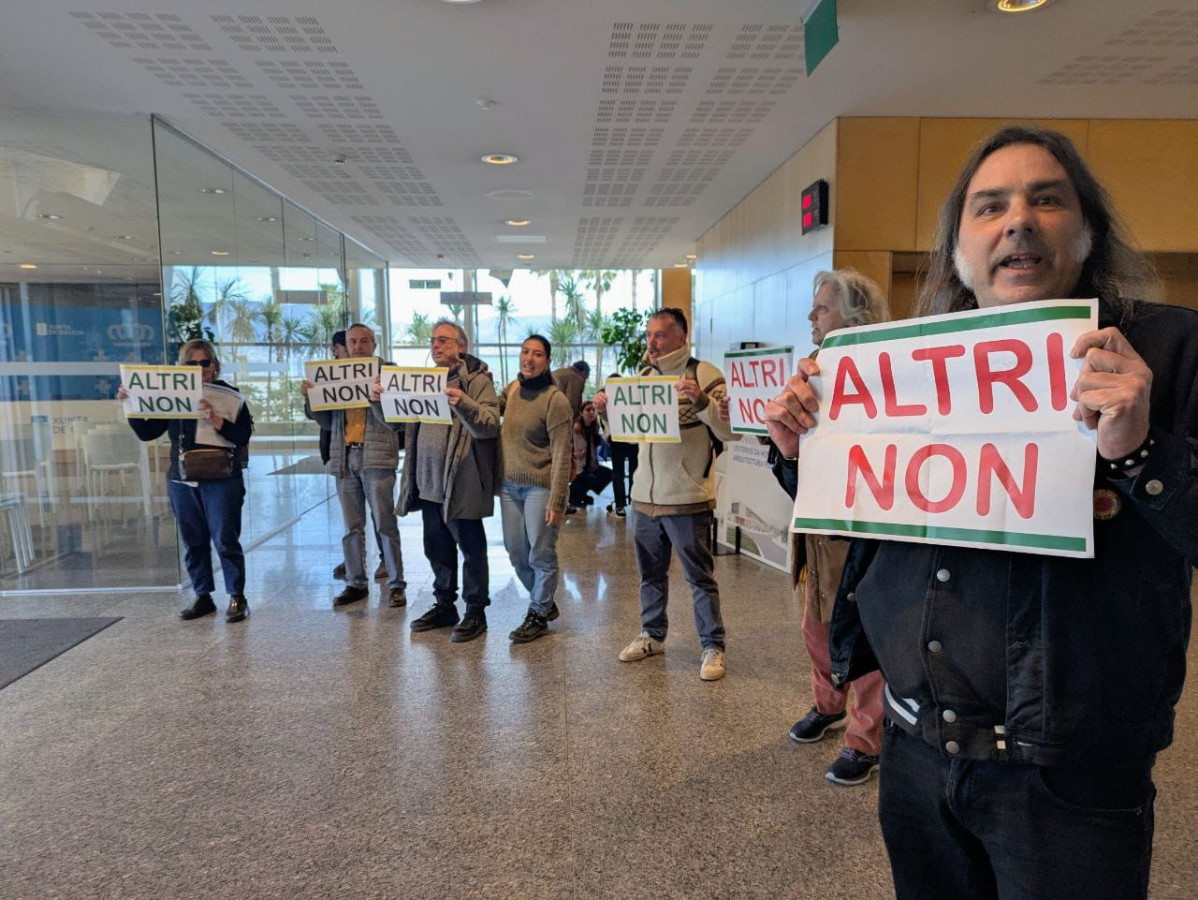 Protesta contra Altri en la sede de la Xunta