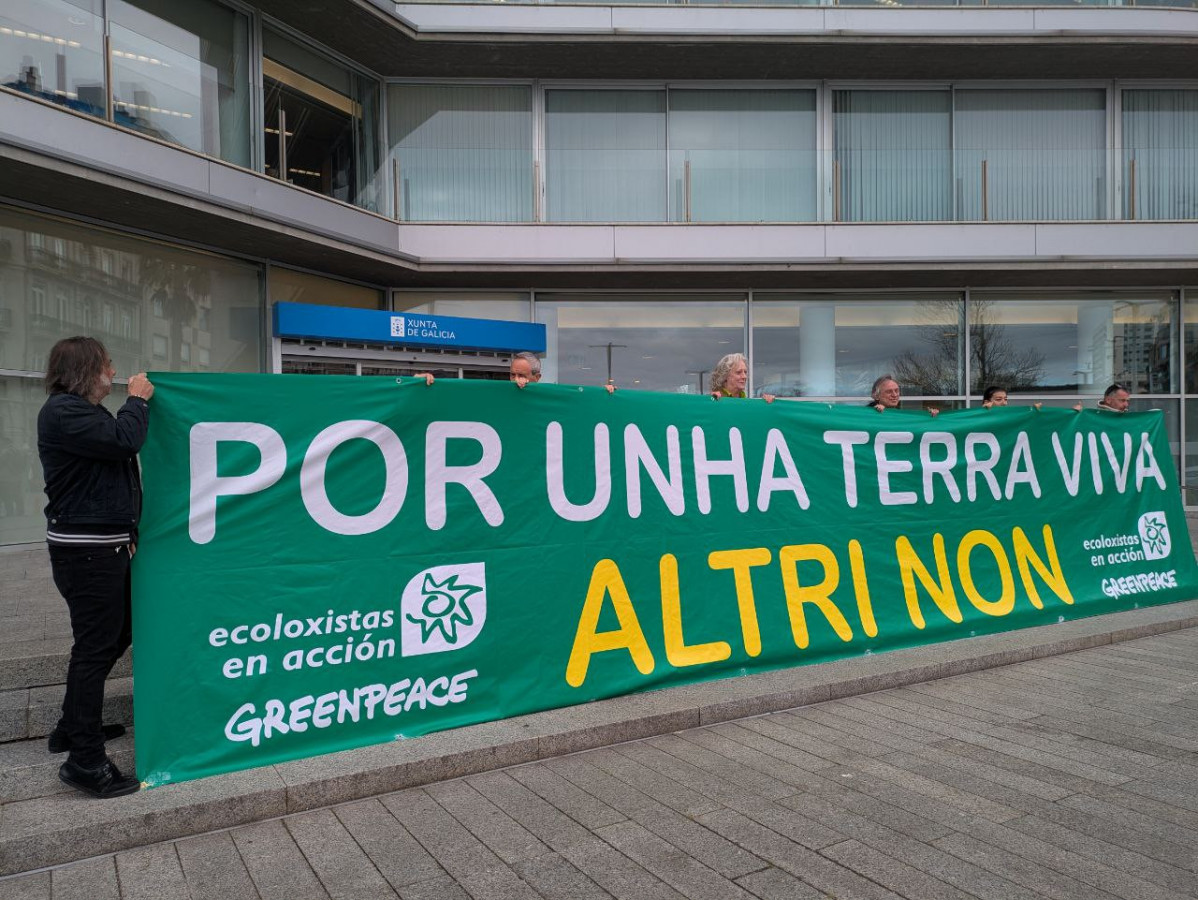 Pancarta contra Altri frente a la sede de la Xunta