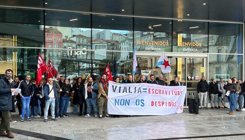 Concentración de trabajadores de mantenimiento del centro comercial Vialia y delegados de la CIG para exigir la subrogación del personal y denunciar 