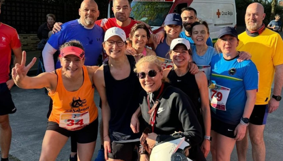 Organizadores y participantes en la II Carrera Costa Ártabra en una foto del Instagram de la organización