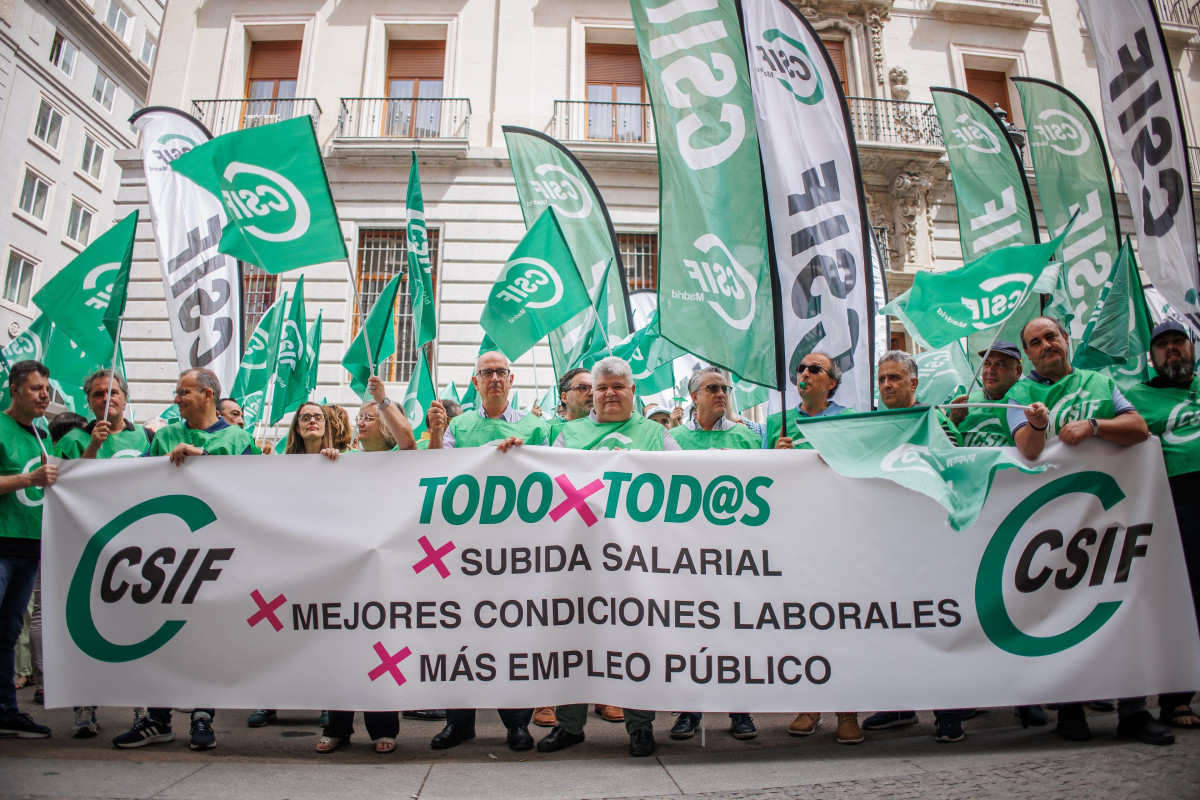 Archivo - Varias personas con una pancarta durante una concentración del CSIF frente al Ministerio de Hacienda