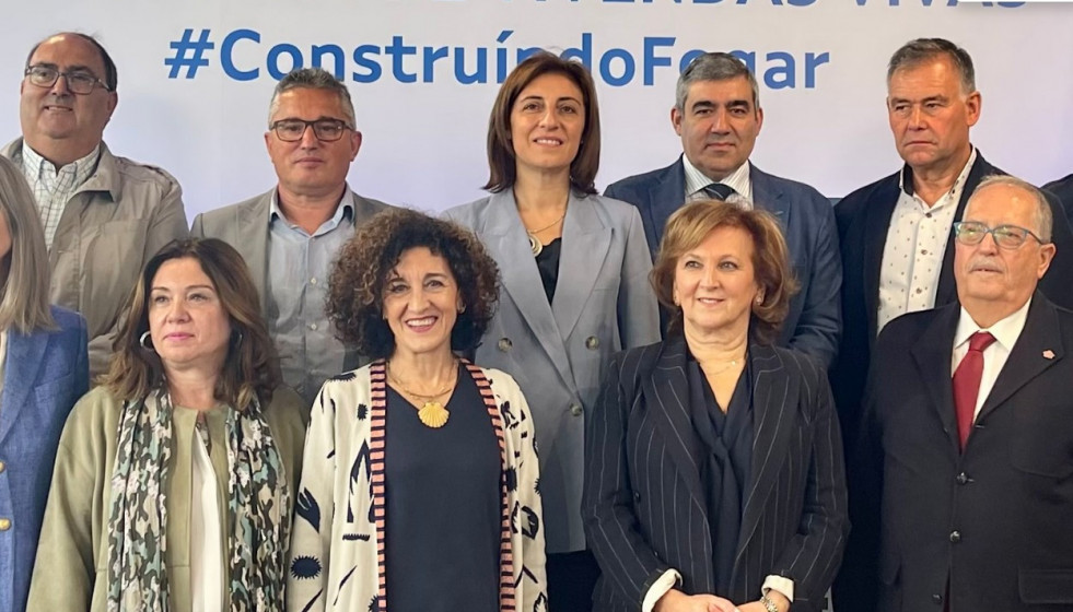 La conselleira Ángeles Vázquez cuando era responsable de Vivenda presentado una iniciativa que incluía el Plan Rehaluga