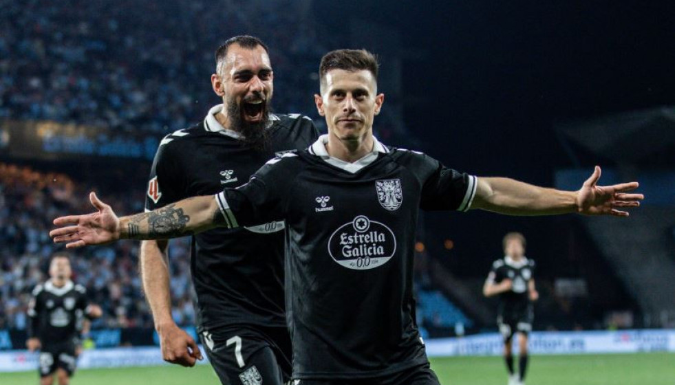 Borja Iglesias y Alfon celebran el gol del segundo en Balaídos