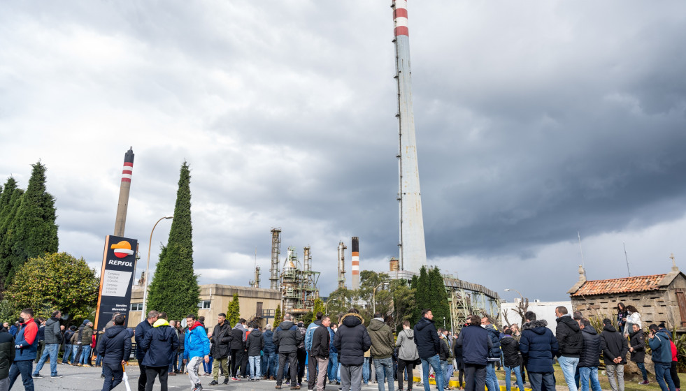 Archivo - Concentración frente a la refinería de Repsol en A Coruña