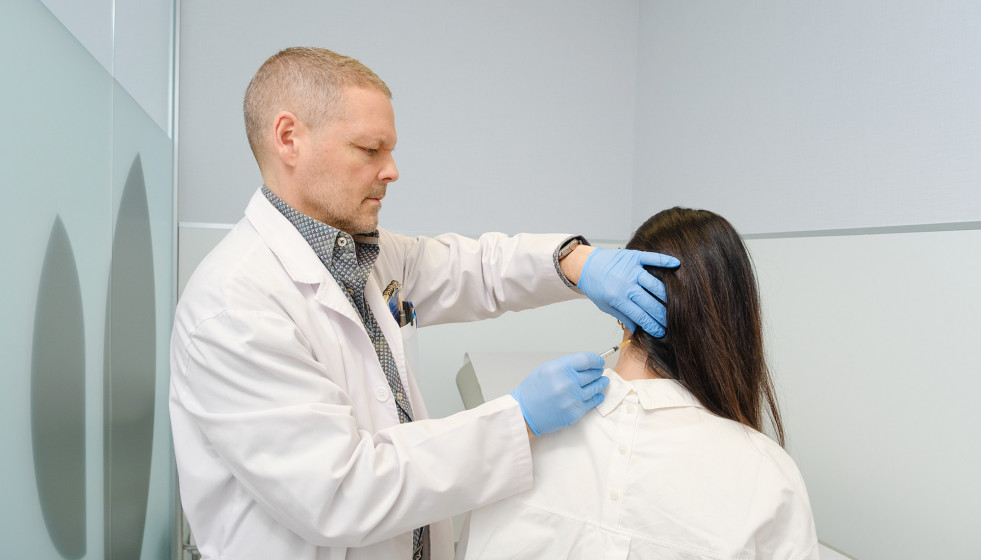 El doctor Corredera aplica toxina botulinica